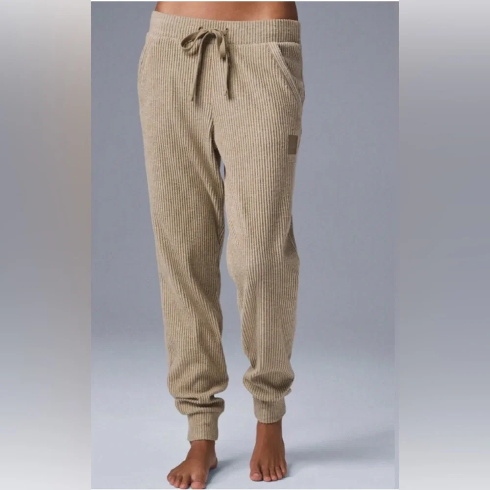 NWT Alo yoga muse sweatpants gravel Heather M soft cozy lounging joggers